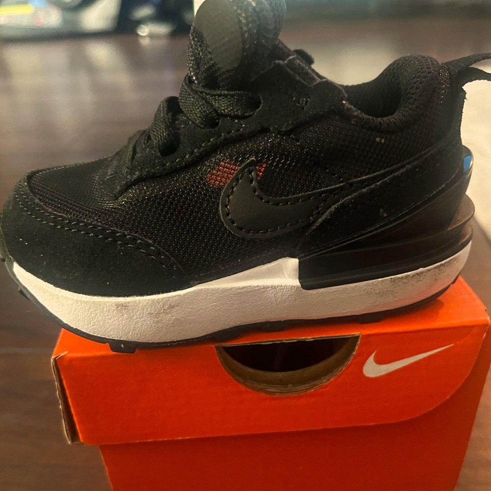 Great condition, easy-on toddler 4c Nike sneakers
